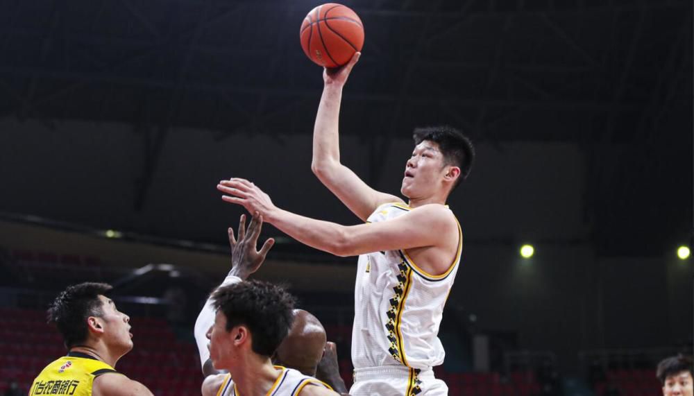 第21分钟，阿森纳前场精彩配合，厄德高右路禁区低射偏出远门柱。